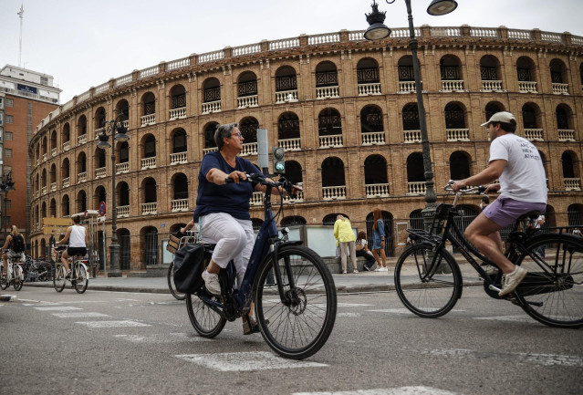 Archivo - Un hombre conduce un bicitaxi por las inmediaciones de la Plaza de Toros de Valencia, a 20 de octubre de 2022, en Valencia, Comunidad Valenciana (España).