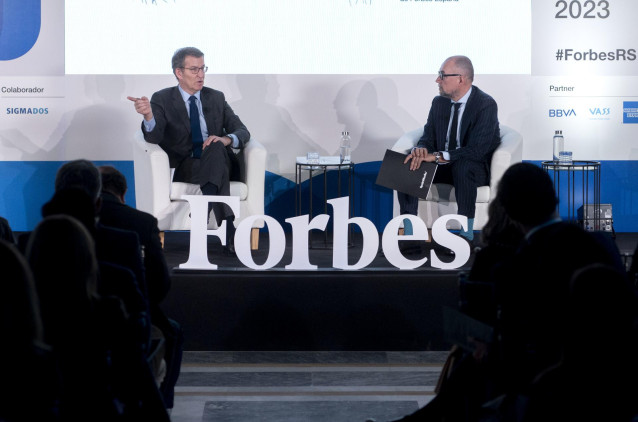 El presidente del Partido Popular, Alberto Núñez Feijóo, y el presidente de SpainMedia, Andrés Rodríguez , durante la sexta edición del Forbes Summit Reinventing Spain, en el Hotel Rosewood Villa Magna, a 6 de febrero de 2023, en Madrid (España).