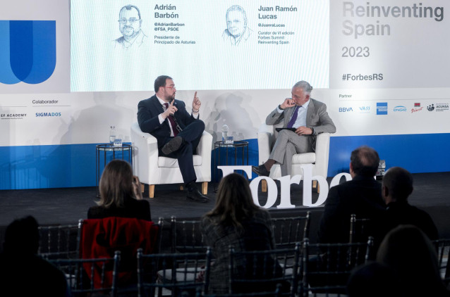El presidente de Asturias, Adrián Barbón, conversa con el periodista Juan Ramón Lucas (d) durante la sexta edición del Forbes Summit Reinventing Spain, en el Hotel Rosewood Villa Magna, a 6 de febrero de 2023, en Madrid (España). Forbes Reinventing Spain