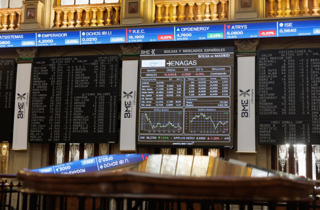 Un panel del Ibex 35 en el Palacio de la Bolsa, a 9 de febrero de 2023, en Madrid (España). El principal indicador de la Bolsa española, el Ibex 35, sube el 0,52% a media sesión, en una jornada marcada por la presentación de resultados empresariales, entr