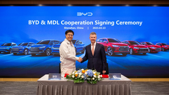 Izquierda a derecha: Michael Shu, director general del área de Cooperación Internacional y Europa de BYD, y Patrick Finnegan, consejero delegado de Motor Distributors Ltd
