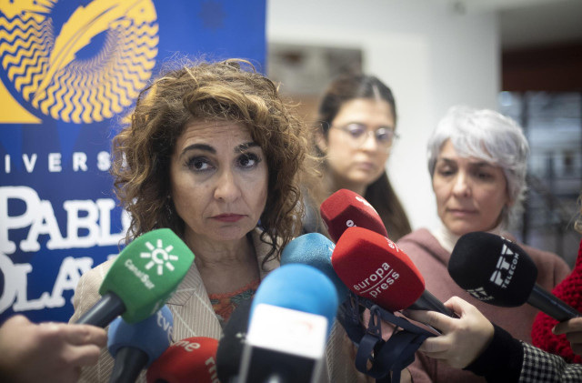La ministra de Hacienda, María Jesús Montero, atiende a los medios en la Universidad Pablo de Olavide de Sevilla. A 17 de febrero de 2023, en Sevilla (Andalucía, España). La ministra de Hacienda y vicesecretaria general del PSOE, María Jesús Montero, ha d