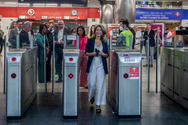 Archivo - La ministra de Transportes, Movilidad y Agenda Urbana, Raquel Sánchez, en el acceso de la estación de Nuevos Ministerios. Archivo.