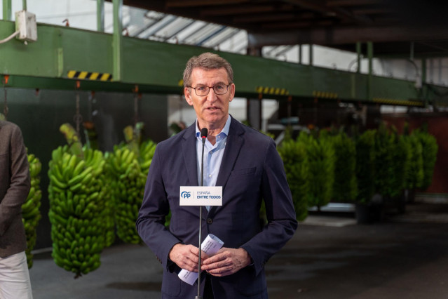 El líder del Partido Popular, Alberto Núñez Feijóo, interviene durante su visita a una empresa empaquetadora de plátanos, a 17 de febrero de 2023, en Los Llanos de Aridane, La Palma, Santa Cruz de Tenerife, Canarias (España). Feijóo ha visitado la isla de