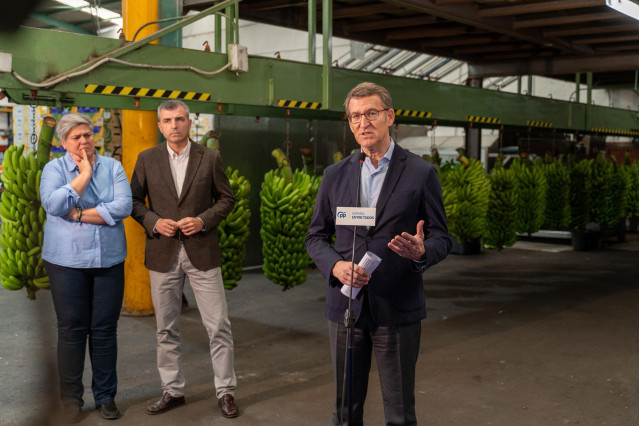 El líder del Partido Popular, Alberto Núñez Feijóo, interviene durante su visita a una empresa empaquetadora de plátanos, a 17 de febrero de 2023, en Los Llanos de Aridane, La Palma, Santa Cruz de Tenerife, Canarias (España). Feijóo ha visitado la isla de