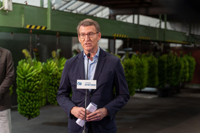 El líder del Partido Popular, Alberto Núñez Feijóo, interviene durante su visita a una empresa empaquetadora de plátanos, a 17 de febrero de 2023, en Los Llanos de Aridane, La Palma, Santa Cruz de Tenerife, Canarias (España). Feijóo ha visitado la isla de