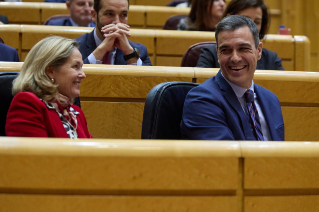 Archivo - El presidente del Gobierno, Pedro Sánchez, y la vicepresidenta primera y ministra de Asuntos Económicos y Transformación Digital, Nadia Calviño, durante una sesión de control al Gobierno en el Senado, a 21 de diciembre de 2022, en Madrid (España