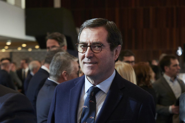 El presidente de la CEOE, Antonio Garamendi, a su llegada al acto de entrega del Premio Navarra Empresarial, en la sala de Exposiciones de Baluarte, a 17 de febrero de 2023, en Pamplona, Navarra (España). El galardón nació en 2022 y tiene el objetivo de r