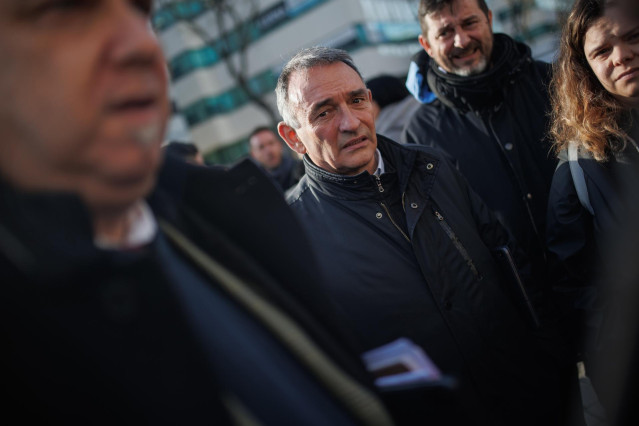 Archivo - El secretario general del PCE y portavoz parlamentario de Izquierda Unida, Enrique Santiago (i) y el diputado de Podemos Rafael Mayoral (d), en los Juzgados de lo Penal, el día que juzgan a los sindicalistas de la plantilla de Alcoa detenidos en