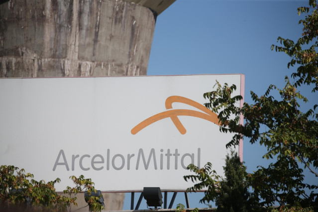 Archivo - Placa de ArceloMittal en una de sus plantas de producción