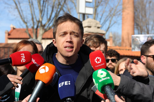 El líder de Más País, Iñigo Errejón, realiza declaraciones a los medios antes de marchar hacia Cibeles durante una manifestación contra el desmantelamiento de la Sanidad Pública, a 12 de febrero de 2023, en Madrid (España).