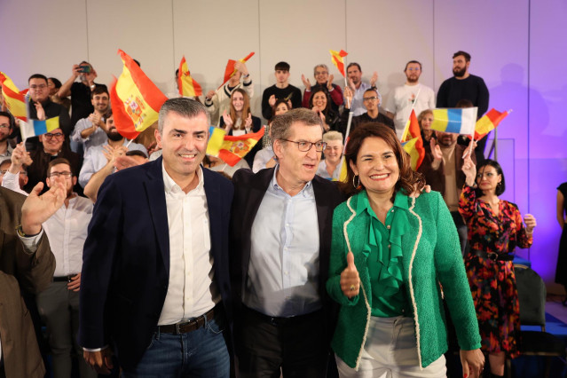 (I-D) El  presidente del PP de Canarias, Manuel Domínguez; el presidente del Partido Popular, Alberto Núñez Feijóo; y la candidata del PP a la alcaldía de Las Palmas de Gran Canaria, Jimena Delgado, durante el acto de presentación de la candidatura de Del