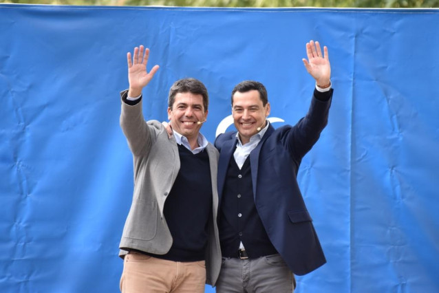 El presidente del PPCV (izq), Carlos Mazón, y el presidente de la Junta de Andalucía y presidente del PP-A, Juanma Moreno