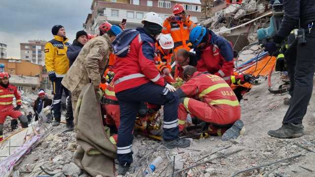 Miembros de la Unidad Militar de Emergencias (UME) en un rescate en Turquía