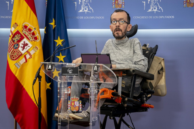 El portavoz de Unidas Podemos en el Congreso, Pablo Echenique, comparece antes de una sesión plenaria en el Congreso de los Diputados, a 24 de enero de 2023, en Madrid (España).
