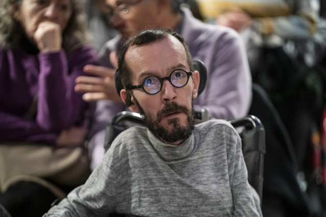 El portavoz de Unidas Podemos en el Congreso, Pablo Echenique, llega al acto '¿Consentiste o no? Solo sí es sí', en el Círculo de Bellas Artes, a 5 de febrero de 2023, en Madrid, (España).