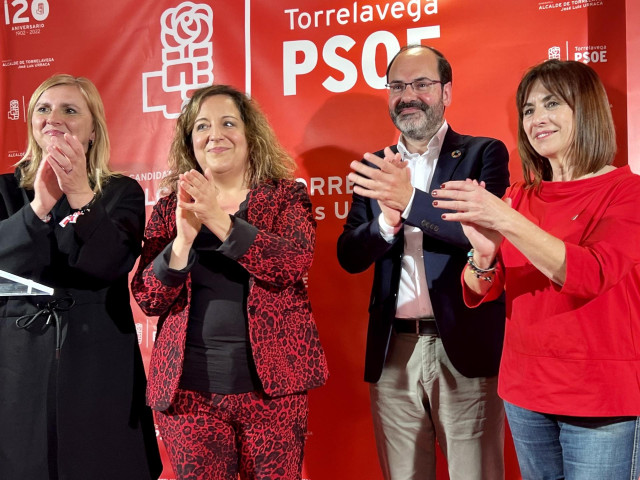 La presidenta del grupo S&D en el Parlamento europeo, Iratxe García (segunda por la izquierda)¨en un acto del PSOE en Torrelavega