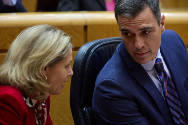 Archivo - El presidente del Gobierno, Pedro Sánchez, y la vicepresidenta primera y ministra de Asuntos Económicos y Transformación Digital, Nadia Calviño
