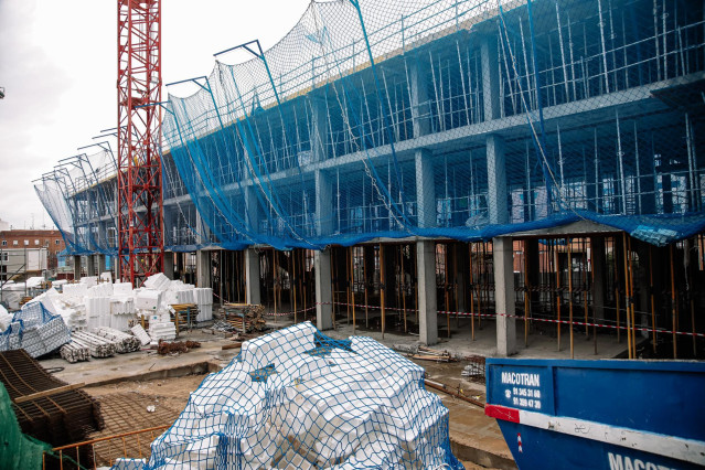 Archivo - Vista de una obra, en construcción