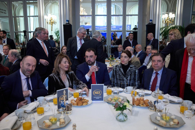 (I-D) El vicepresidente del Principado de Asturias, Juan Cofiño; la ministra de Transportes, Movilidad y Agenda Urbana, Raquel Sánchez; el presidente del Gobierno del Principado de Asturias, Adrián Barbón; la ministra de Justicia, Pilar Llop y el ministro