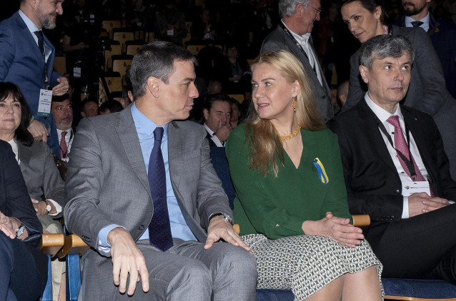 El presidente del Gobierno, Pedro Sánchez y la comisaria europea de Energía Kadri Simson durante la inauguración de la Conferencia Internacional de Energías Renovables SPIREC 2023, en IFEMA de Madrid, a 20 de febrero de 2023, en Madrid (España). El evento