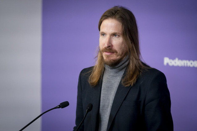 El portavoz de Podemos, Pablo Fernández, ofrece una rueda de prensa en la sede de Podemos este lunes en Madrid.