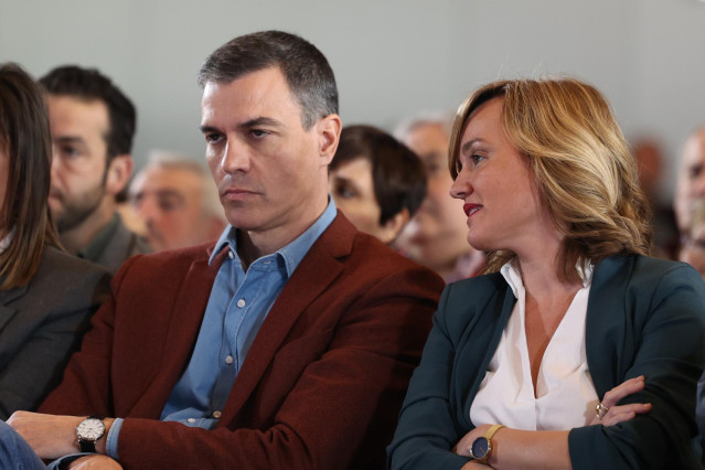 El secretario general del PSOE y presidente del Gobierno, Pedro Sánchez, y la portavoz nacional del PSOE y ministra de Educación y Formación Profesional, Pilar Alegría, durante un acto de precampaña en el Palacio de Congresos, a 18 de febrero de 2023, en