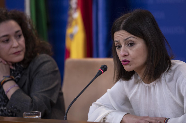 La portavoz parlamentaria de Por Andalucía, Inmaculada Nieto (i), y la portavoz federal de IU, Sira Rego (d), en rueda de prensa en el Parlamento andaluz.