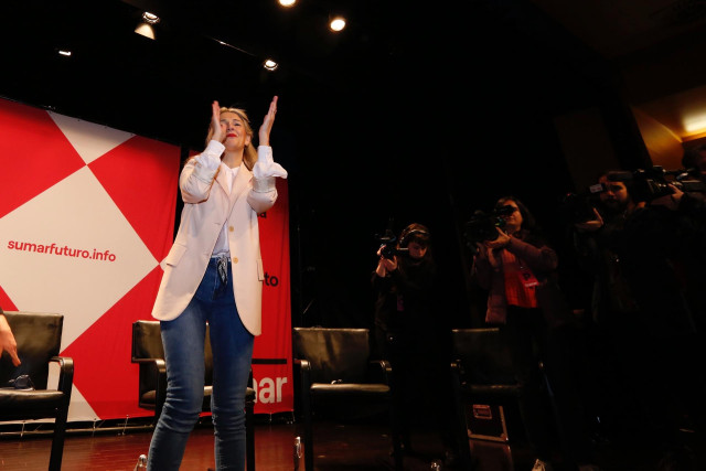 La vicepresidenta segunda del Gobierno, Yolanda Díaz, aplaude durante un acto de escucha de Sumar
