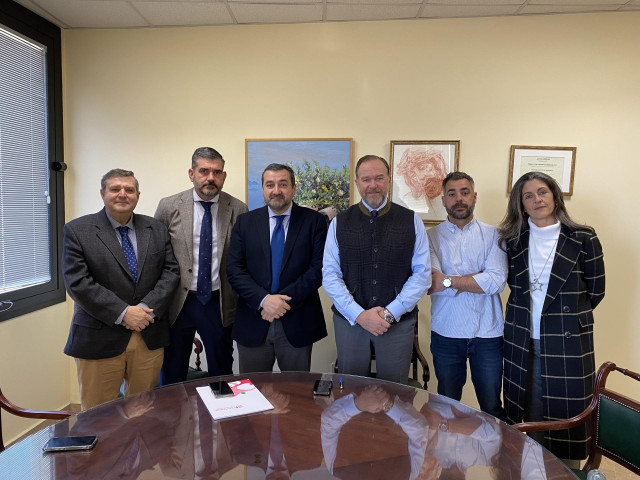 Imagen tras la firma del convenio.