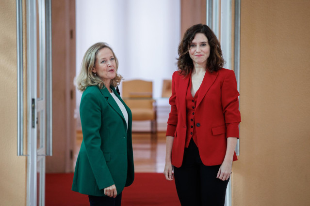 Archivo - La vicepresidenta primera y ministra de Asuntos Económicos y Transformación Digital, Nadia Calviño (i), se reúne con la presidenta de la Comunidad de Madrid, Isabel Díaz Ayuso (d).