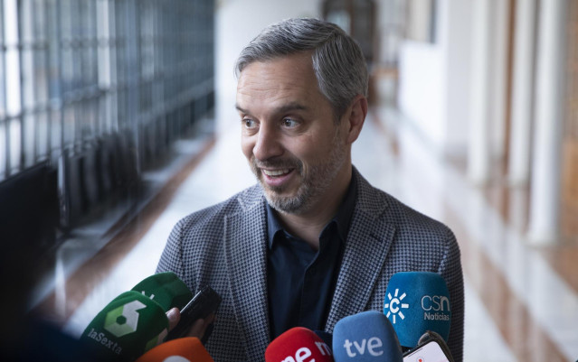 El vicesecretario de Economía del Partido Popular, Juan Bravo, atiende a los medios de comunicación tras la formalización de su renuncia al escaño del Parlamento andaluz. A 10 de febrero de 2023, en Sevilla (Andalucía, España).