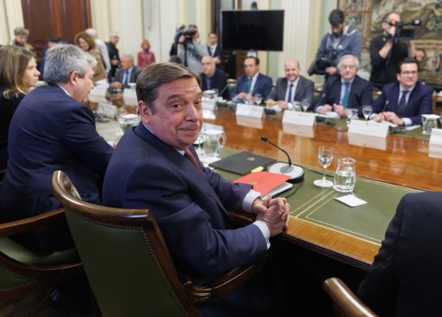 El ministro de Agricultura, Pesca y Alimentación, Luis Planas (c), preside el pleno del Observatorio de la Cadena Alimentaria, en la sede del Ministerio.