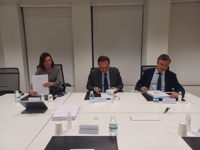 Representantes de Serveo e Iris Global firman el acuerdo de copropiedad de la 'startup' Kuiko