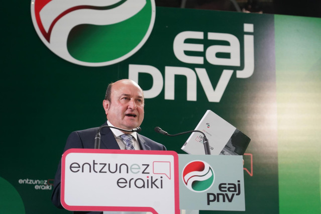 Archivo - El presidente del PNV, Andoni Ortuzar, durante un acto celebrado en el Palacio Euskalduna de Bilbao, en el que la formación jeltzale ha presentado un documento con las conclusiones de 'Entzunez Eraiki'