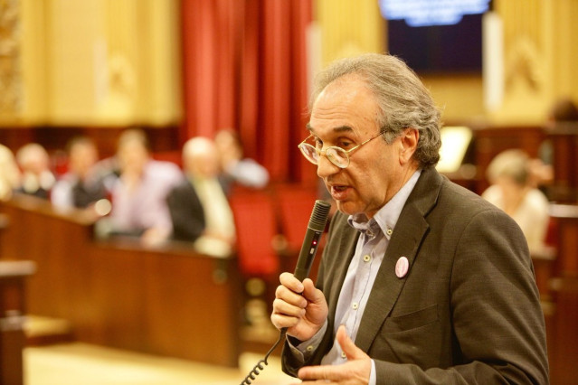 Archivo - El conseller de Educación y Universidad, Martí March, en el pleno del Parlament