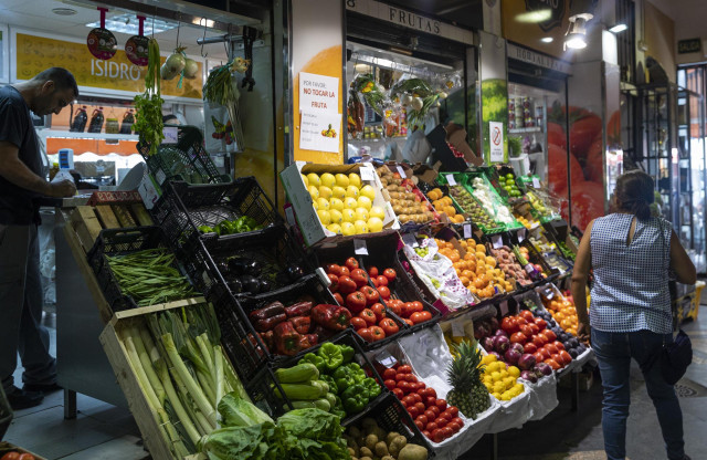 Archivo - Puesto de frutas y verduras en un mercado de abastos.
