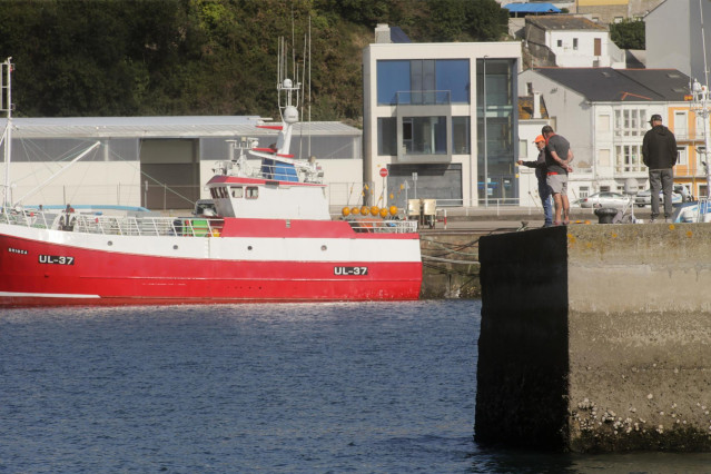 Archivo - Marineros en el Puerto de Burela, a 3 de octubre de 2022, en Burela, Lugo, Galicia (España).
