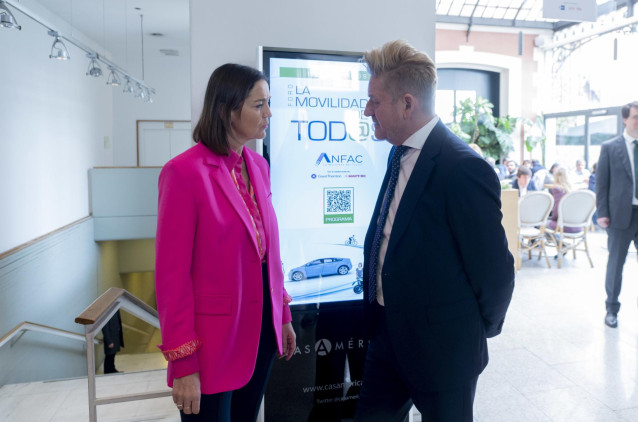 La ministra de Industria, Reyes Maroto, conversa con el presidente de ANFAC y Seat y Cupra, Wayne Griffiths, a su llegada a la tercera edición del Foro ANFAC, en el Palacio de Linares, a 21 de febrero de 2023, en Madrid (España).
