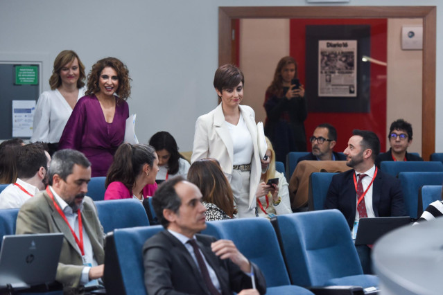 (I-D) La ministra de Educación, Pilar Alegría, la ministra de Hacienda y Función Pública, María Jesús Montero, y la ministra de Política Territorial, Isabel Rodríguez, a su llegada a la rueda de prensa posterior al Consejo de Ministros