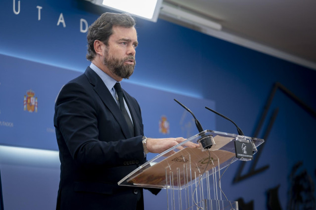 El portavoz de VOX en el Congreso, Iván Espinosa de los Monteros, durante una rueda de prensa posterior a la reunión de la Junta de Portavoces