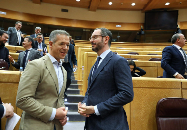 Archivo - El portavoz del Partido Popular en el Senado, Javier Maroto (dech) y el  portavoz del PSOE en el Senado, Ander Gil, durante la sesión de constitución de la Diputación Permanente del Senado y elección de la Mesa del mismo para  la XIV Legislatura