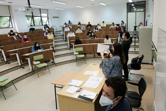 Archivo - Una examinadora, muestra uno de los exámenes de selectividad, antes de dar comienzo la prueba en un aula de la Facultad de Psicología de la Universidad de Santiago de Compostela, el día del comienzo de los exámenes de selectividad 2021, a 8 de j