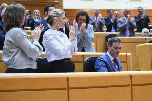La vicepresidenta Tercera y ministra para la Transición Ecológica y el Reto Demográfico, Teresa Ribera, y la vicepresidenta segunda y ministra de Trabajo y Economía Social, Yolanda Díaz, aplauden al presidente del Gobierno, Pedro Sánchez, durante una sesi