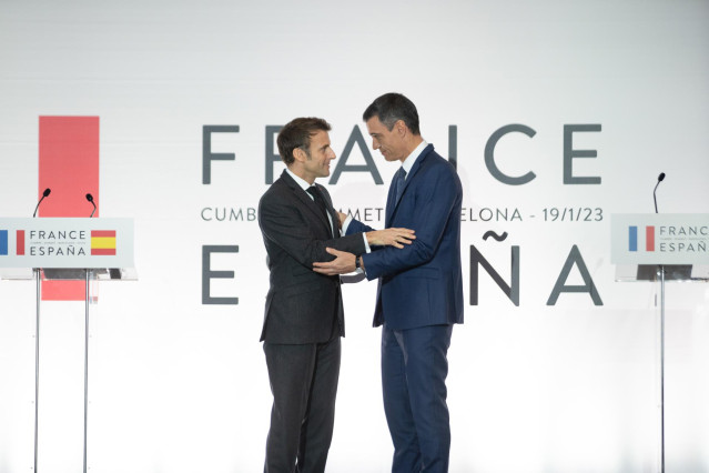 Archivo - El presidente de Francia, Emmanuel Macron (i) y el presidente del Gobierno, Pedro Sánchez (d), se abrazan tras la firma de un Tratado de Amistad entre sus respectivos países, durante la XXVII Cumbre Hispano-Francesa