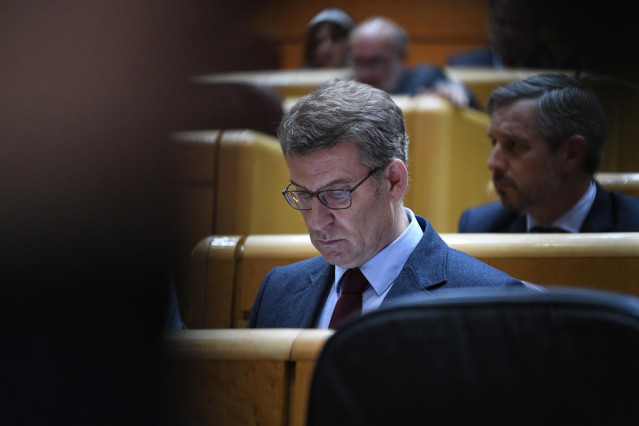 El líder del Partido Popular, Alberto Núñez Feijóo, durante una sesión de control al Gobierno en el Senado, a 21 de febrero de 2023, en Madrid (España). Durante la sesión, el PP ha aludido a la división que existe, según el PP, entre el PSOE y Unidas Pode