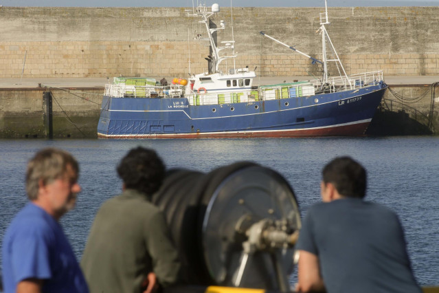 Archivo - Un barco en el Puerto de Viveiro, a 3 de octubre de 2022, en Viveiro, Lugo, Galicia (España). El Gobierno sopesa recurrir ante el Tribunal de Justicia de la Unión Europea (TJUE) la decisión de Bruselas de vetar la pesca de fondo en zonas marinas