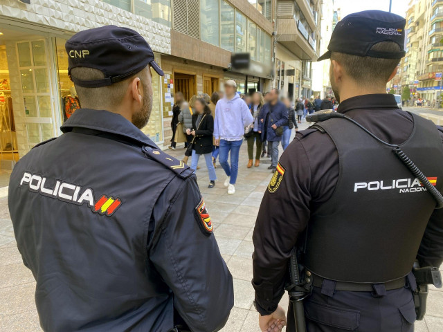 Archivo - Imagen de archivo de agentes de la Policía Nacional en Alicante.