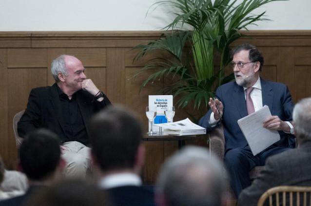 El expresidente del Gobierno Mariano Rajoy (d), durante la presentación del libro de Antonio Rivera (i)  'Historia de las derechas en España' en el Ateneo de Madrid, a 21 de febrero de 2023, en Madrid (España). Este libro ahonda en las ideologías y las or