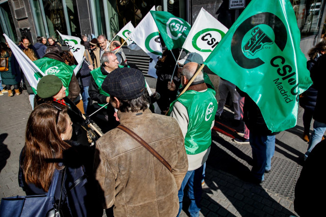 Varias personas participan con banderas durante una concentración de los sindicatos de la Inspección de Trabajo y Seguridad Social, en una imagen de archivo.